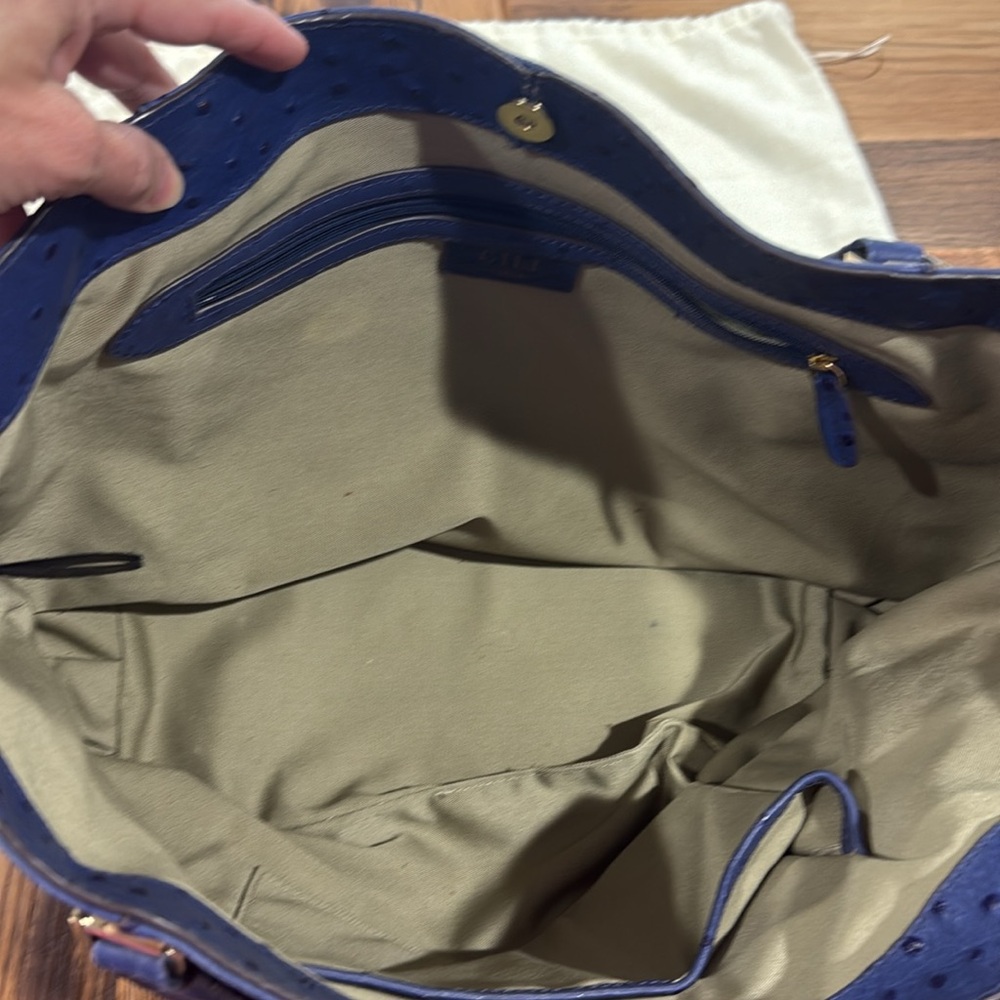 G.I.L.I. Blue Leather Shoulder Bag with Adjustable Strap/Gold Hardware - Picture 3 of 9
